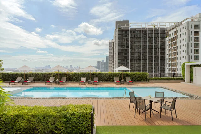 Avani_Sukhumvit_Bangkok_Hotel_Property_Amenity_Swimming_Pool_with_Sun_Loungers (v4)