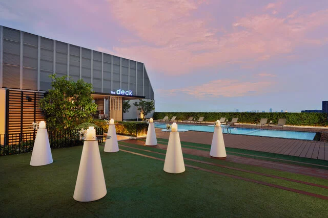 Avani_Sukhumvit_Bangkok_Hotel_The_Deck_Cocktail_Set_Up_Evening