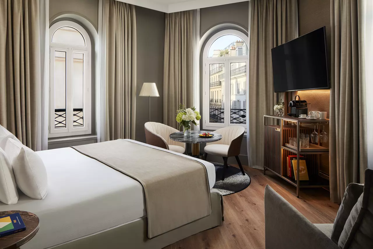 NH_Collection_Paris__Champs_Elysees_Room_Junior_Suite.png