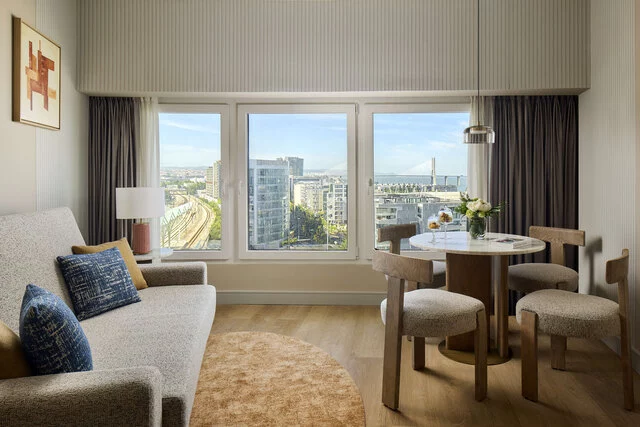 Tivoli_Oriente_Lisbon_Hotel_Guest_Room_Junior_Suite_Living_Room
