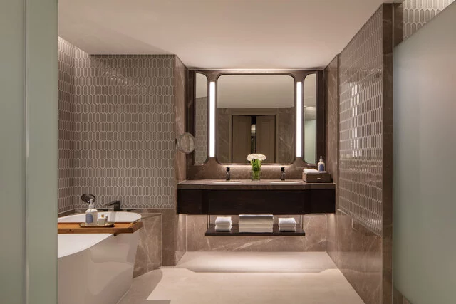 Anantara_Siam_Bangkok_Hotel_Guest_Room_Anantara_Suite_Bathroom(1)