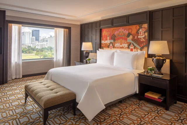 Anantara_Siam_Bangkok_Hotel_Guest_Room_Siam_Suite_King_Bedroom_With_Golf_ Course_ And_City_View