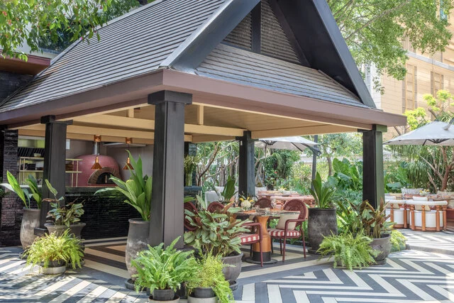 Anantara_Siam_Bangkok_Hotel_Restaurant_Pool_Bar_The_Garden_Terrace_Dining_Area_With_Open_Kitchen
