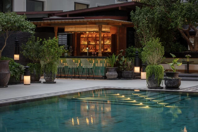 Anantara_Siam_Bangkok_Hotel_Restaurant_Pool_Bar_The_Garden_Terrace_Evening_Wide_View