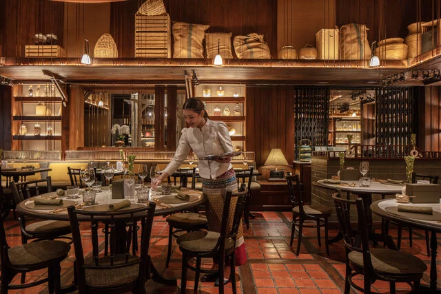 Anantara_Siam_Bangkok_Hotel_Restaurant_Spice_Market_Dining_Area_And_Service_Staff