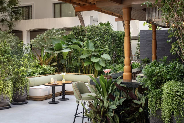 Anantara_Siam_Bangkok_Hotel_Restaurant_Pool_Bar_The_Garden_Terrace_Bar_Area(1)