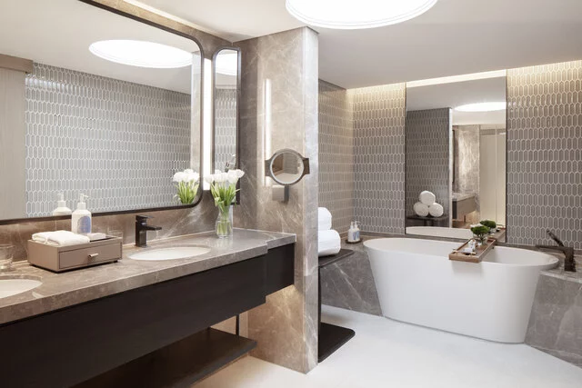 Anantara_Siam_Bangkok_Hotel_Guest_Room_Garden_Pool_Villa_Bathroom_With_Bathtub