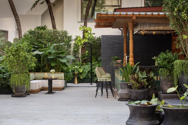 Anantara_Siam_Bangkok_Hotel_Restaurant_Pool_Bar_The_Garden_Terrace_Bar_Area