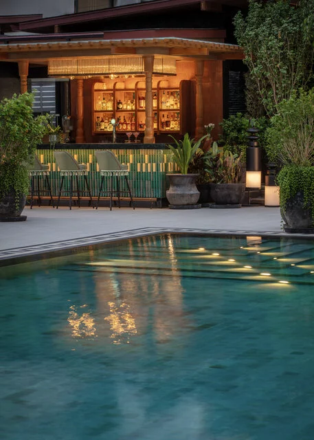 Anantara_Siam_Bangkok_Hotel_Restaurant_Pool_Bar_The_Garden_Terrace_Evening_View