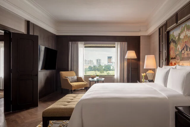 Anantara_Siam_Bangkok_Hotel_Guest_Room_Kasara_Executive_Suite_King_Bedroom_View