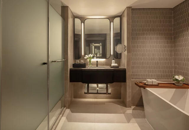 Anantara_Siam_Bangkok_Hotel_Guest_Room_Deluxe_Room_Bathroom