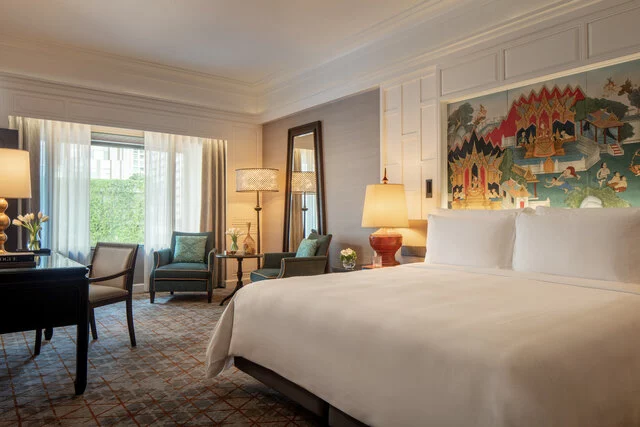 Anantara_Siam_Bangkok_Hotel_Guest_Room_Deluxe_Room_Bedroom(3)