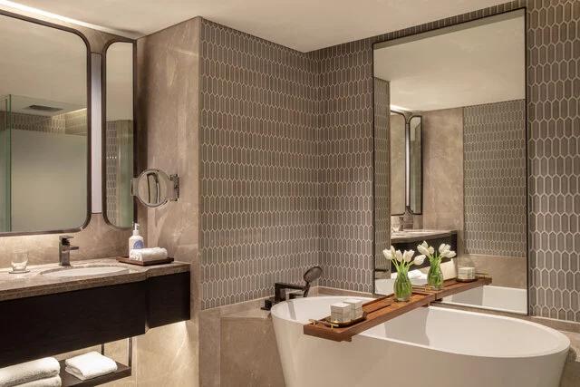 Anantara_Siam_Bangkok_Hotel_Guest_Room_Anantara_Suite_Bathroom