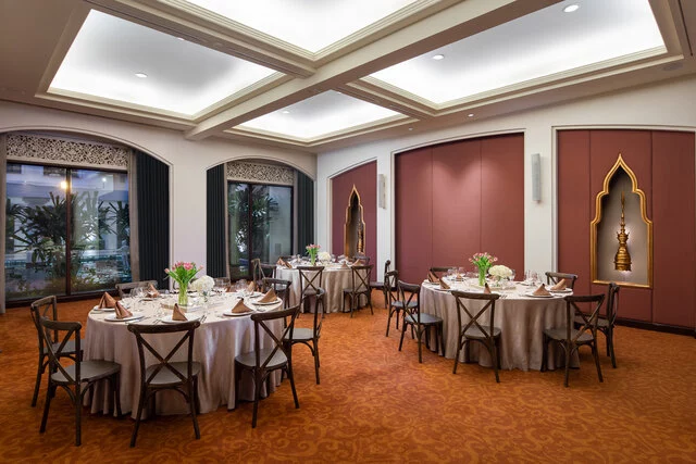 Anantara_Siam_Bangkok_Hotel_Meeting_Room_Dining_Setup_in_Montathip_Room