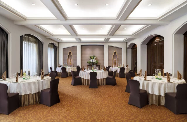 Anantara_Siam_Bangkok_Hotel_Meeting_Room_Montathip_Round_Tables_Setup