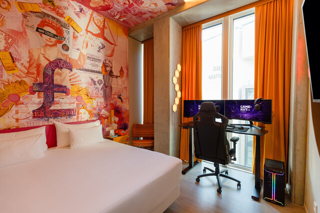 nhow_Frankfurt_Room_Gaming_orange_light_side_view.jpeg