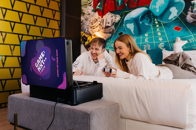 nhow_Frankfurt_Room_gaming_suitcase_lifestyle_playing_together.jpg