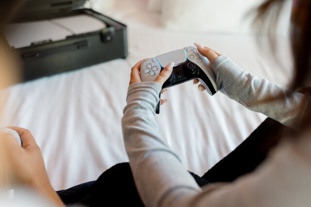 nhow_Frankfurt_Room_gaming_suitcase_lifestyle_controller_close_up.jpg