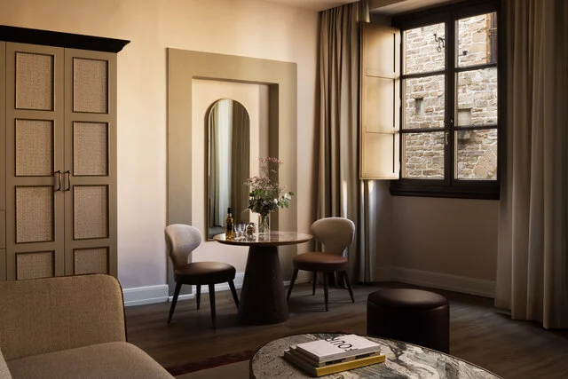 Porta_Rossa_Hotel_Firenze_Colbert_Collection_Torrigiani_Junior_Suite_Corner_Tables_WIndow_Views