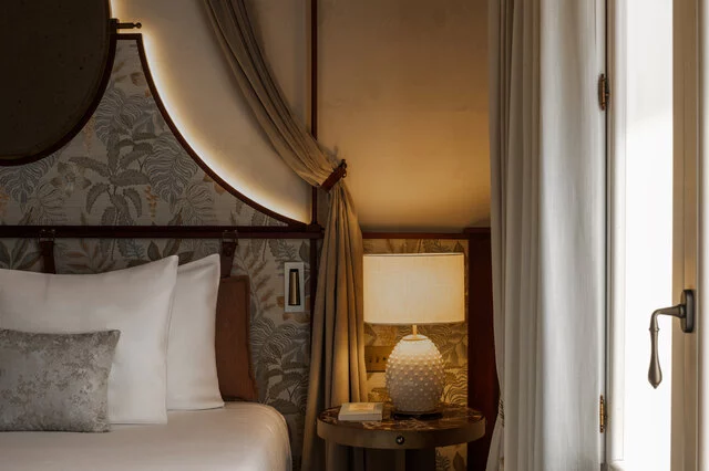 Porta_Rossa_Hotel_Firenze_Colbert_Collection_Salimbeni_Junior_Suite_Bed_Detail_Lamp_Closeup