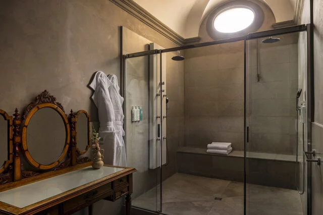 Porta_Rossa_Hotel_Firenze_Colbert_Collection_Torrigiani_Junior_Suite_Bathroom_Shower