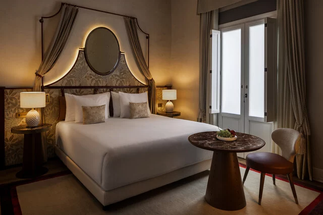 Porta_Rossa_Hotel_Firenze_Colbert_Collection_Salimbeni_Junior_Suite_Wide_Shot_Windows