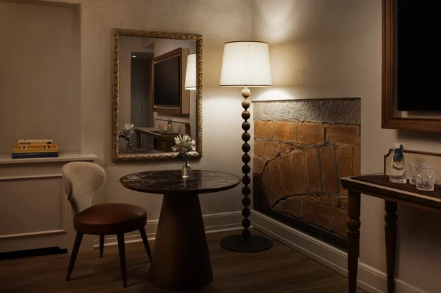 Porta_Rossa_Hotel_Firenze_Colbert_Collection_Salimbeni_Junior_Suite_Corner_Table_Lamp