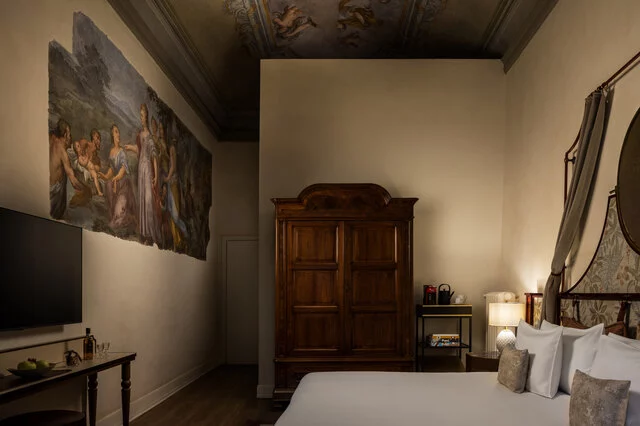 Porta_Rossa_Hotel_Firenze_Colbert_Collection_Gherardini_Junior_Suite_Wide_Shot_Frescoes_Wardrobe