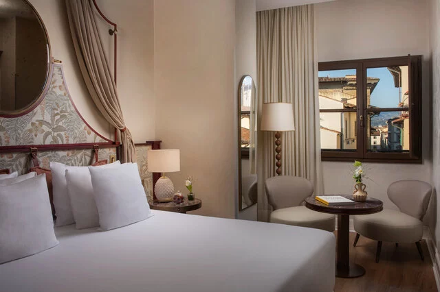 Porta_Rossa_Room_Premium_XL_502_Bed_Table_Chairs
