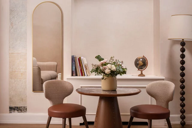 Porta_Rossa_Room_120_Table_Chairs_Flowers_Details