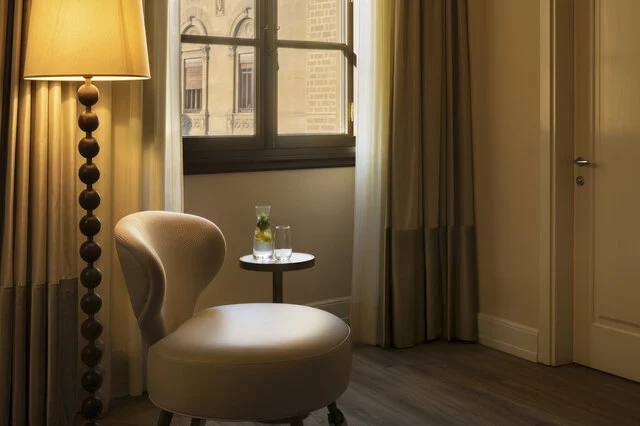 Porta_Rossa_Hotel_Firenze_Colbert_Collection_Torrigiani_Junior_Suite_Corner_Table_Chair_Detail