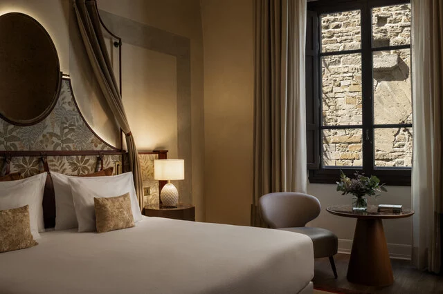 Porta_Rossa_Hotel_Firenze_Colbert_Collection_Gherardini_Junior_Suite_Bed_Table_Window_Views