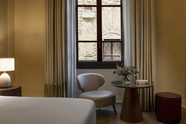 Porta_Rossa_Hotel_Firenze_Colbert_Collection_Gherardini_Junior_Suite_Table_Window_Views_Detail_Shot