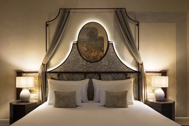 Porta_Rossa_Hotel_Firenze_Colbert_Collection_Gherardini_Junior_Suite_Bed_Frescoes_Detail