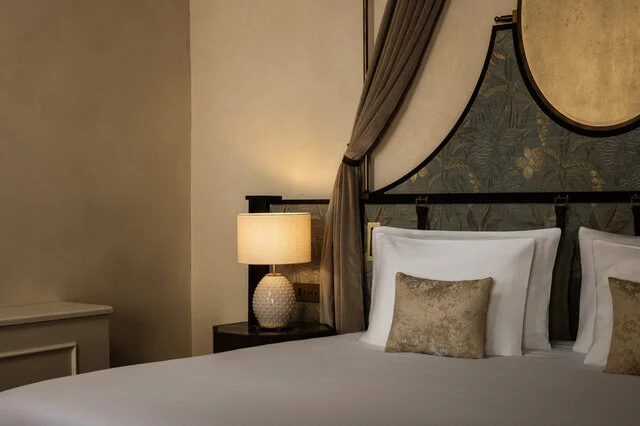 Porta_Rossa_Hotel_Firenze_Colbert_Collection_Amici_Miei_Junior_Suite_with_FrescoesΓÇï_Room_Bed_Closeup_Lamp_Detail