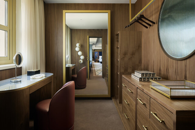 Tivoli Avenida Liberdade_Presidential Suite_walking closet_2.jpg