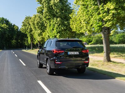 KGM Rexton Black_HecK_dynamisch.jpg