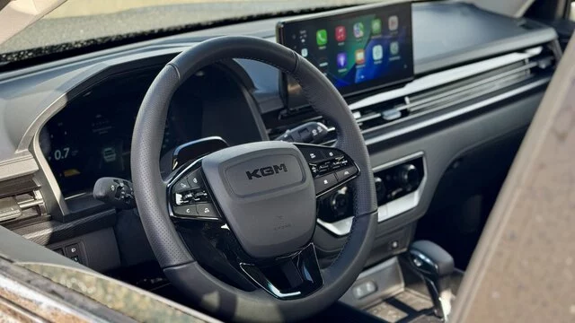 KGM Musso Grand Lux in Taupe - Interieur Cockpit von links aussen