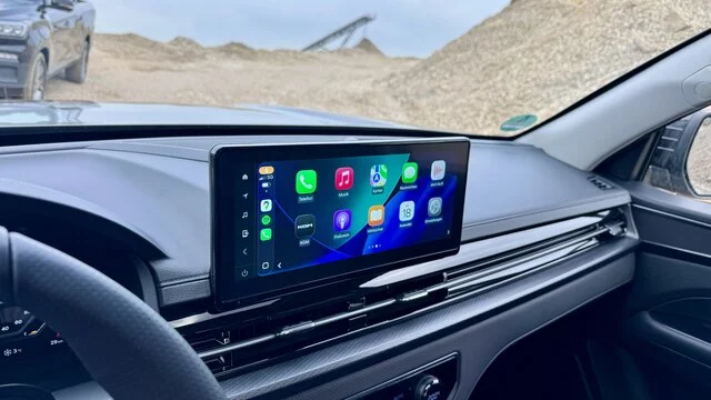 KGM Musso Grand Lux in Taupe - Interieur Wireless CarPlay