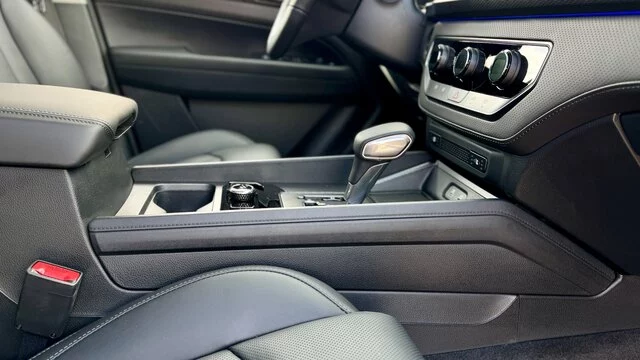 KGM Musso Grand Lux in Taupe - Interieur Mittelkonsole