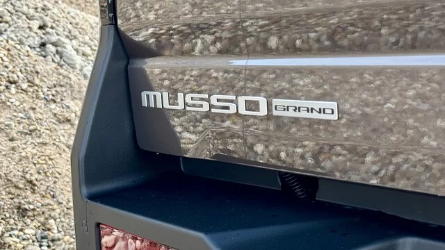 KGM Musso Grand Lux in Taupe - Schriftzug Heck