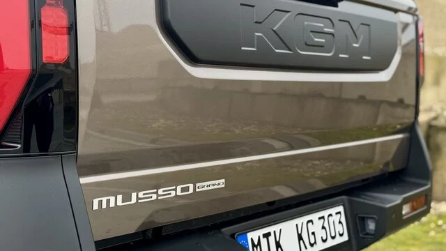 KGM Musso Grand Lux in Taupe - Schriftzug Heck