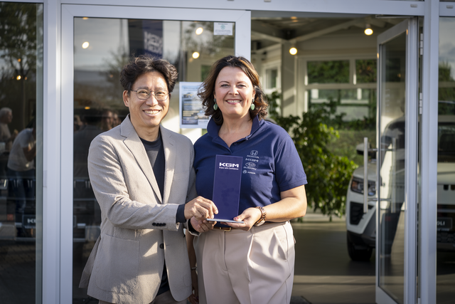 BK Lee, Geschäftsführer der KGM Europe GmbH, und Anka-Beate Rudolph, Geschäftsführerin von Rudolph Automobile