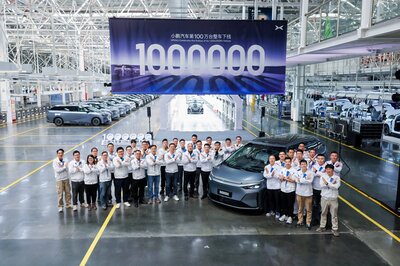 Die Mitarbeitenden im XPENG Guangzhou feiern das millionste Fahrzeug.