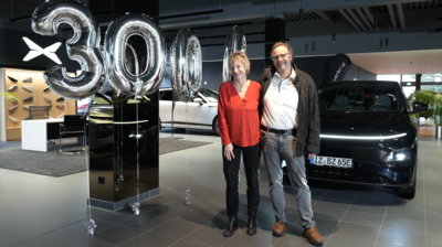 XPENG übergibt das 3.000ste Fahrzeug in Deutschland an Bernd Ziegenhagen und seine Frau Heike.