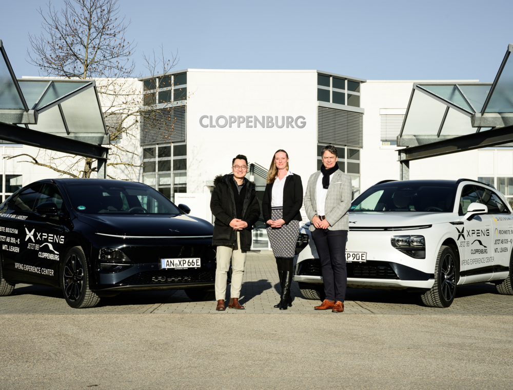 Cloppenburg Automobil SE wird Vertriebspartner von XPENG: Kai Qian, Country Manager XPENG Deutschland,
Vera Paller, Standortleiterin, und
Bart Gerris, Vorstandsvorsitzender der Cloppenburg Gruppe (v.l.n.r.)