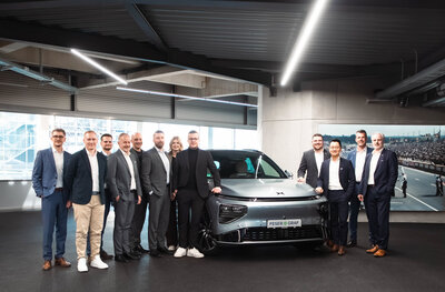 Kai Quian, Country Manager von XPENG in Deutschland (3.v.r.), mit Kollegen von XPENG und der Feser-Graf Unternehmensgruppe