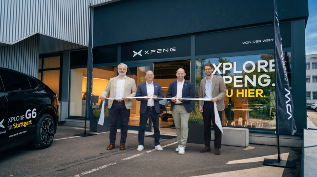 Karlo von Ilak (Manager Netzwerkentwicklung XPENG Deutschland), Jan von der Weppen und Carlo Hartung (Geschäftsführer der Autohaus von der Weppen-Gruppe) sowie Andy John Kocer (Head of Business Development XPENG Deutschland) - v.l.n.r.