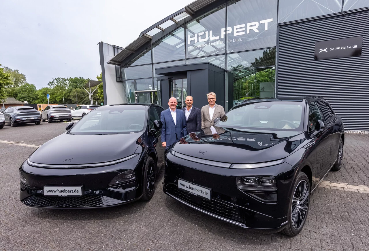 XPENG erweitert Handelsnetz in Bergkamen mit Hülpert Unternehmensgruppe: Michael Webels, Sprecher der Geschäftsführung der Hülpert Unternehmensgruppe, Riccardo Kuhn, Brandmanager XPENG bei Hülpert, und Thomas Giepen, Geschäftsführer Hülpert Mobility Holding GmbH (v.l.n.r.) - © Stephan Schütze