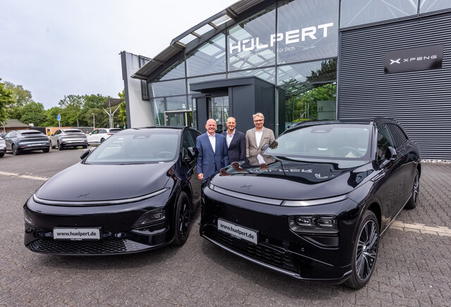 XPENG erweitert Handelsnetz in Bergkamen mit Hülpert Unternehmensgruppe: Michael Webels, Sprecher der Geschäftsführung der Hülpert Unternehmensgruppe, Riccardo Kuhn, Brandmanager XPENG bei Hülpert, und Thomas Giepen, Geschäftsführer Hülpert Mobility Holding GmbH (v.l.n.r.)